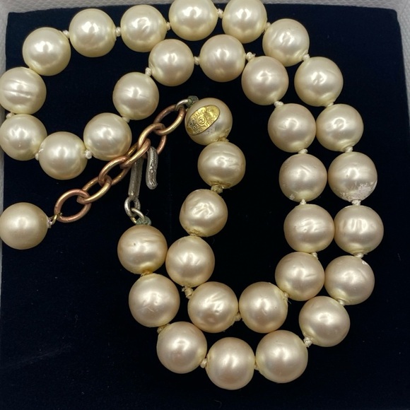 CHANEL Cream Pearl Necklace Timeless Sophistication Circa 93 - Picture 7 of 10